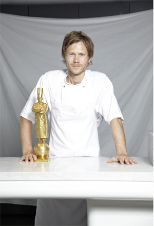 Kofoed bocuse szoborral.jpg
