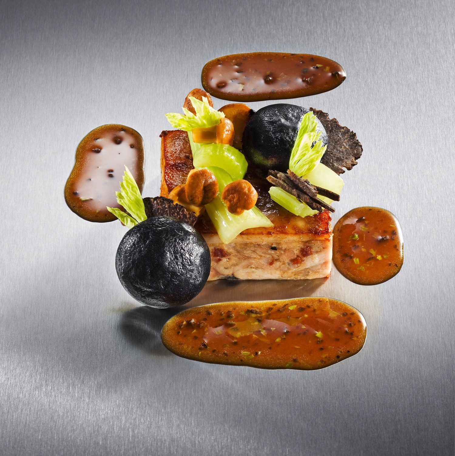 Iberisches spanferkel mit schwarzem trueffel und sellerie