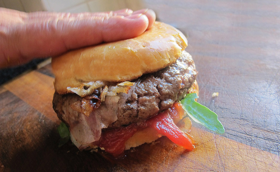 Hamburger kezzel nyelvvel uj 8725