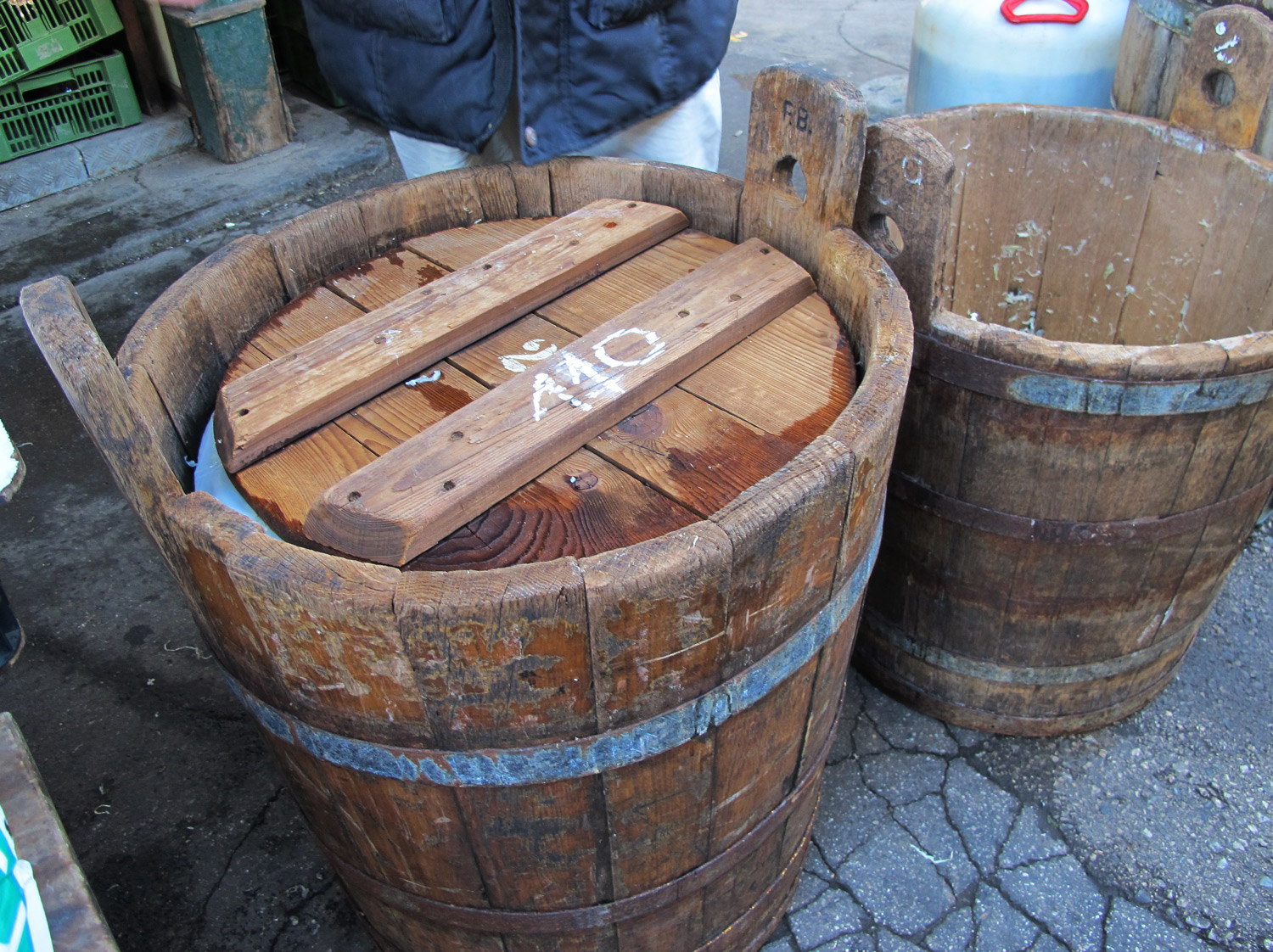 Savanyu kaposzta hordo naschmarkt 2361